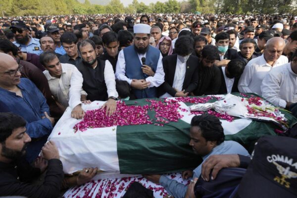 Tens of thousands attend funeral of killed Pakistani journalist